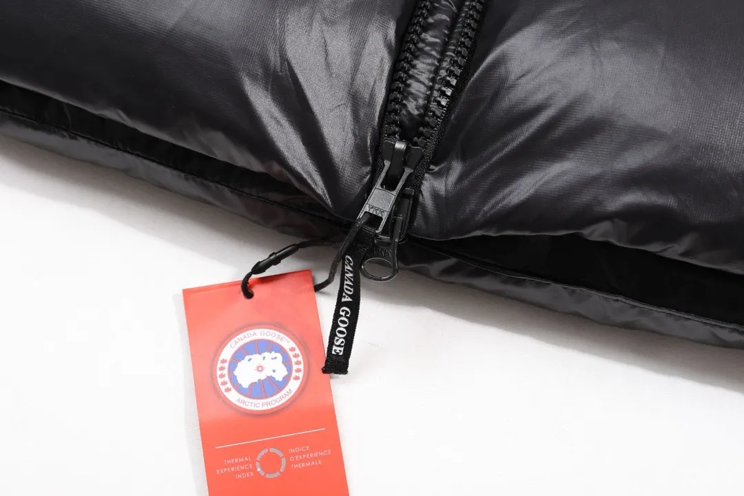 P500 model number: Y15 Canada Goose & Canada Goose Original 1:1 customized hardware accessories are all imported and customized. Welcome to compare at the counter. Absolutely high quality. Made of top-grade 90 white duck down. Super soft. Full and fluffy. Super heavy-duty. Fabric workmanship. Perfect version. Note⚠The fabric is super comfortable. Men and women (first time making a down jacket this year. The running price is very cost-effective) [Top-grade fabric + features: ✅The down content is 95 down, and the gram weight is about 320g. ✅The whole body is fully printed with LOGO. ✅Introducing a sense of fashion and luxury to achieve double standards of warmth and style. ✅It needs to be customized separately. It is very thick and has a three-dimensional and full feeling from 360 degrees! ✅The down jacket uses a double-layer anti-down liner design! Super windproof performance ✅Hardware 1:1 fully customized ZP craftsmanship: spot heavy goods! The highest version is produced by the same celebrity couple and must be good. This down jacket uses a double-layer anti-velvet liner design! It has super windproof performance and will be very warm when worn in winter! Filled with white duck down, the fluffiness is high, and it can be worn at minus ten degrees Celsius❗ Color: black Size: M-L-XL-XXL